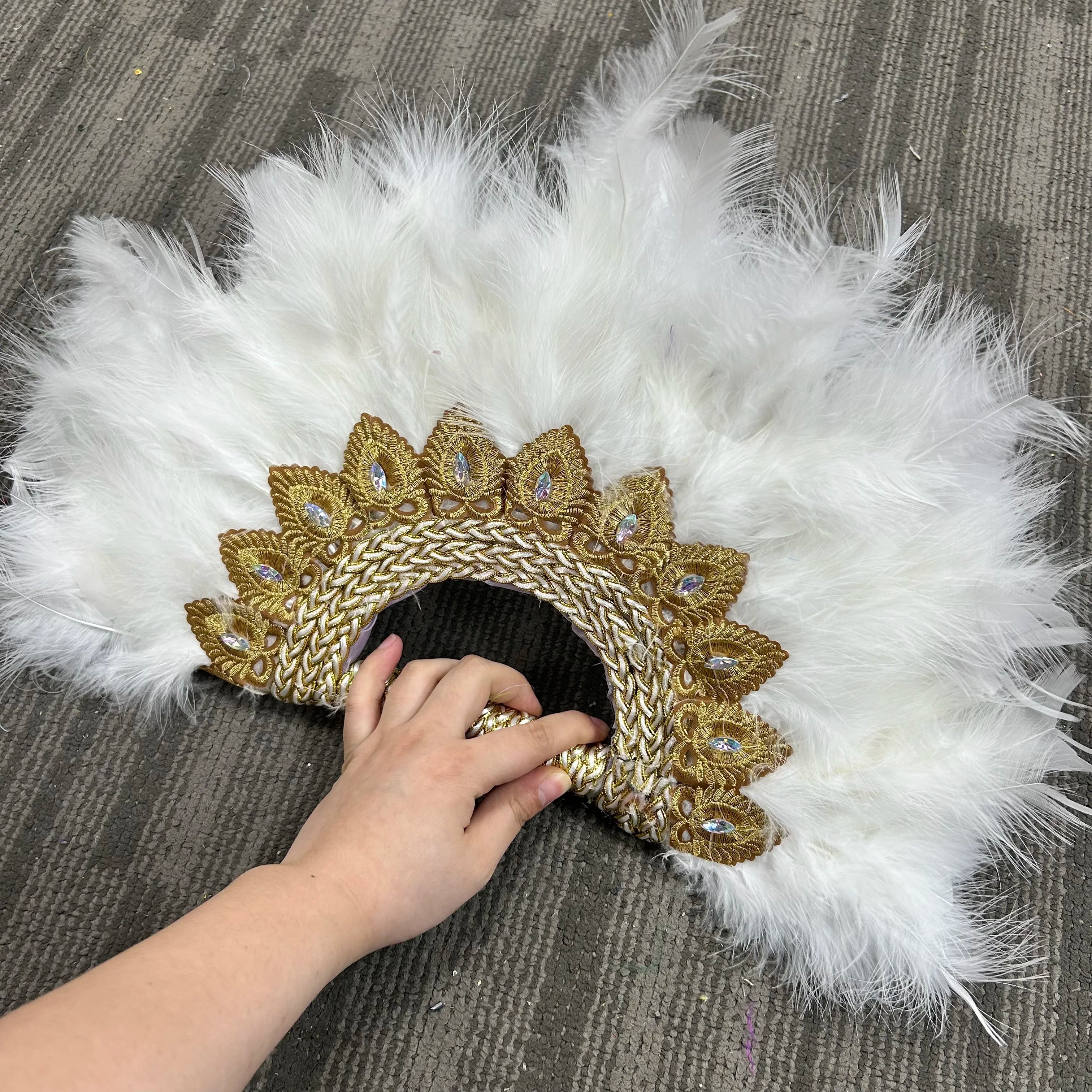 Éventail  en Plumes Demi-Cercle – Éventail Mariage Fait Main en Plumes avec Pierres Cristal – Éventail Mariée Élégant pour Cérémonie, Soirée & Décoration